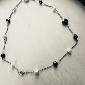 Alternating Black and White Pearl Station Necklace - Timeless Elegance